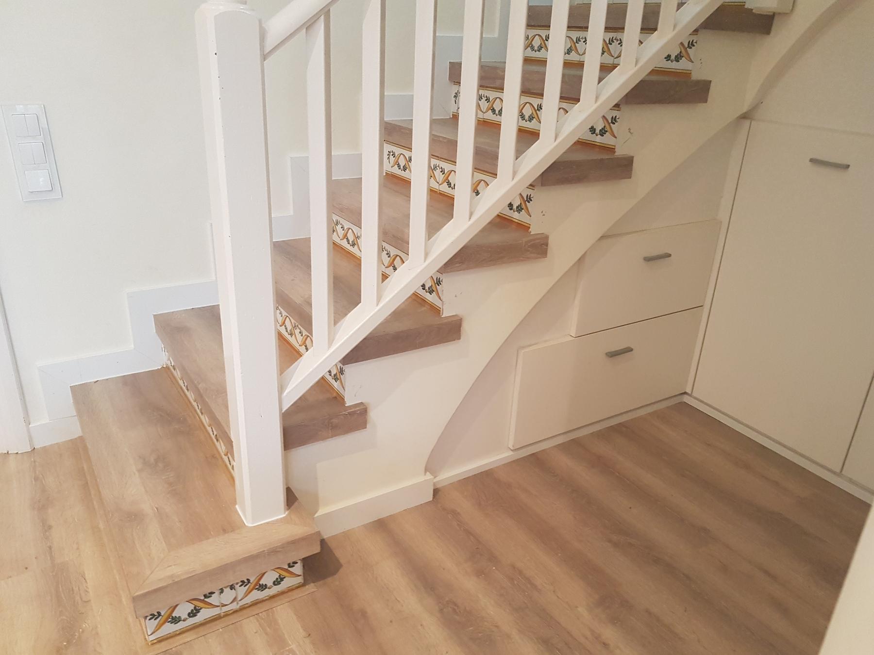 Colocación de madera natural con 22 mm de grosor en escaleras sobre baldosas decorativas de cerámica