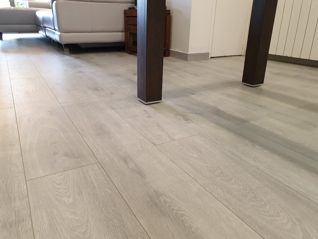 Instalación de Pintparket donde coloca parquet laminado ac5 con bisel a 4 lados a un precio económico